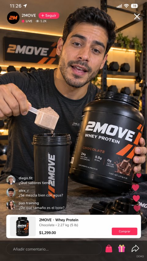 TikTok Live de 2MOVE: host preparando proteína whey sabor chocolate