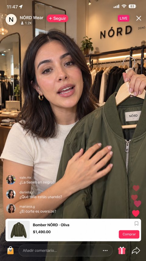 TikTok Live de NÓRD Wear: host mostrando una chamarra bomber oliva